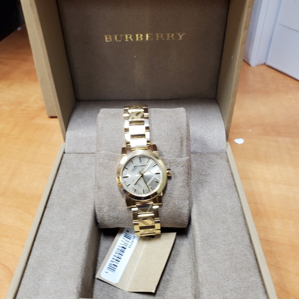 Authentic- Burberry Women's Analog Quartz 26mm